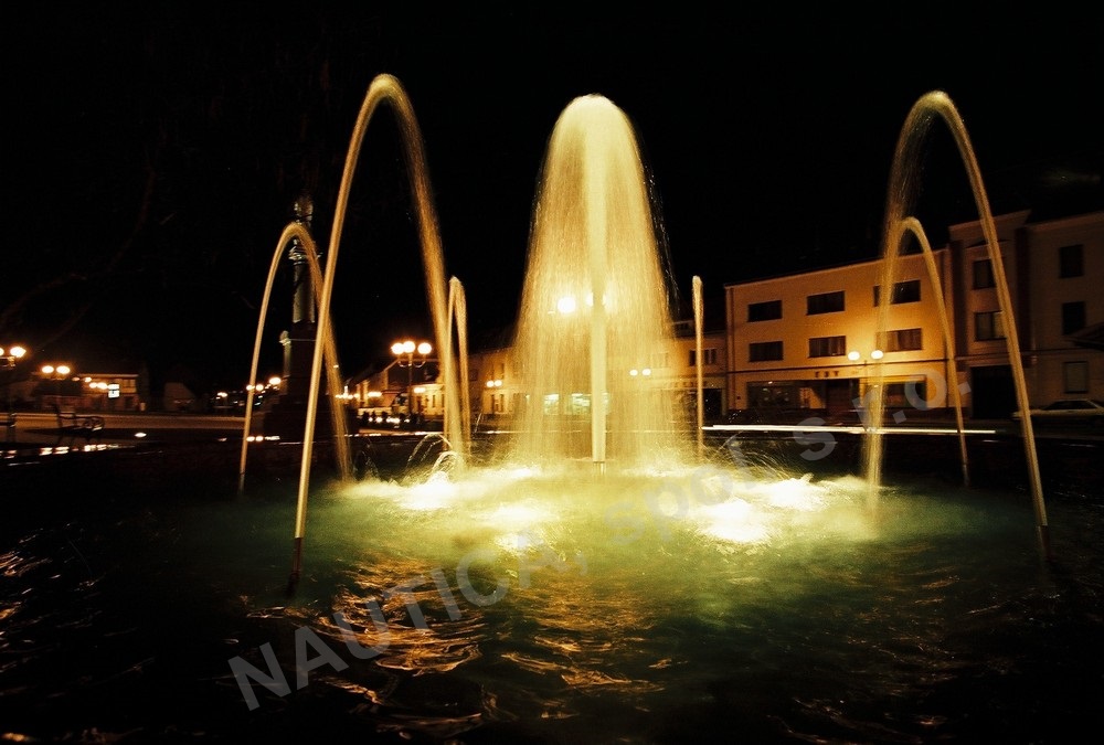 Noční osvětlení vodního prvku na náměstí ve Bzenci.