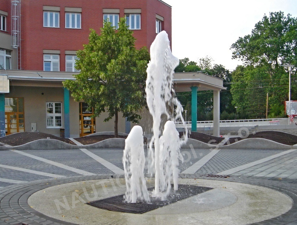 Pochozí fontána se skrytou vodní hladinou u DPmB, Hlinky 151, Brno.