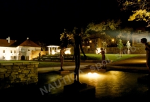 Noční osvětlení vodního prvku se sousoším v centru Klášterních zahrad v Litomyšli.