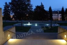 Noční osvětlení vodního prvku v zámecké zahradě Valdštejnského zámku v Jičíně.