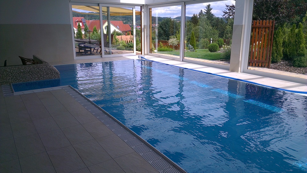 Interiérový bazén s přelivem 9x4 m