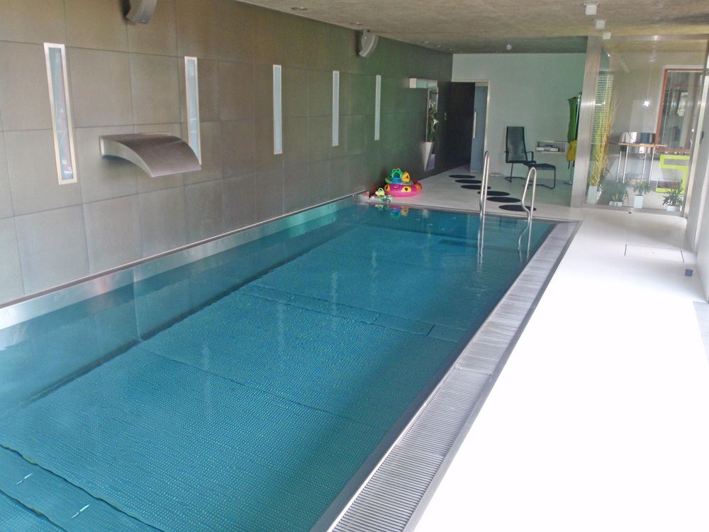 Nerezový interiérový bazén s přelivem 9x3 m a atrakcemi