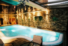 Interiérový bazén s přelivem 11x4 m, saunou a whirlpoolem
