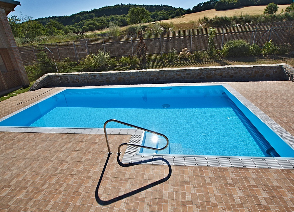 Venkovní bazén s přelivem 8x4-5 m