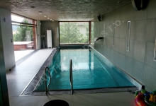 Nerezový interiérový bazén s přelivem 9x3 m a atrakcemi